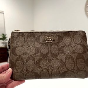 Coach Double Zip Wristlet In Signature Canvas/Color:Khaki and Chalk